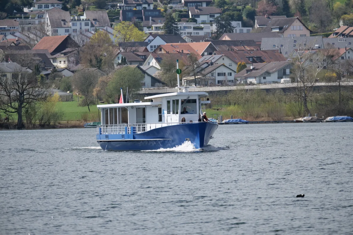 Ein Schiff fährt über den Greifensee.